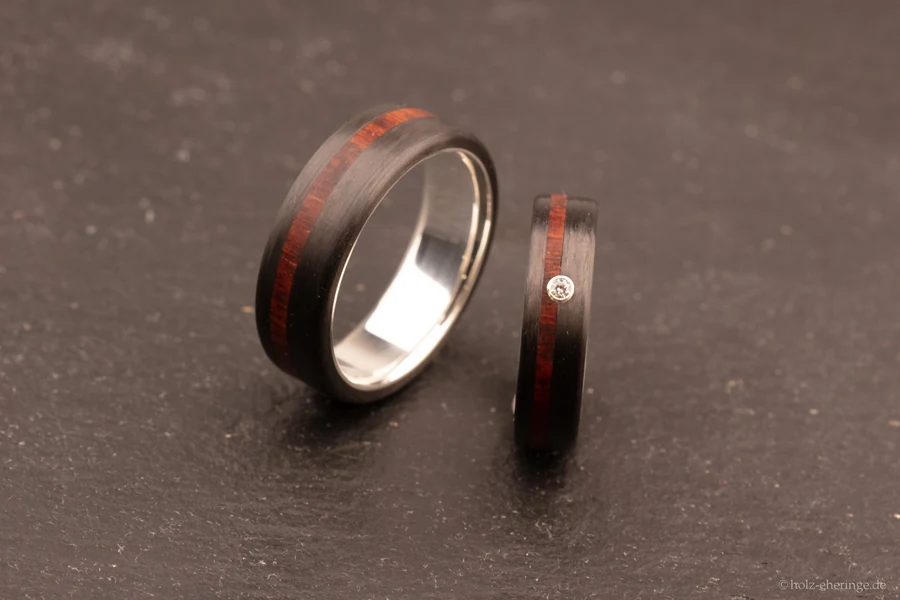 CrownDesign-Carbonringe mit schmalem Schlangenholz-Inlay; einer der Ringe trägt einen gefassten Stein