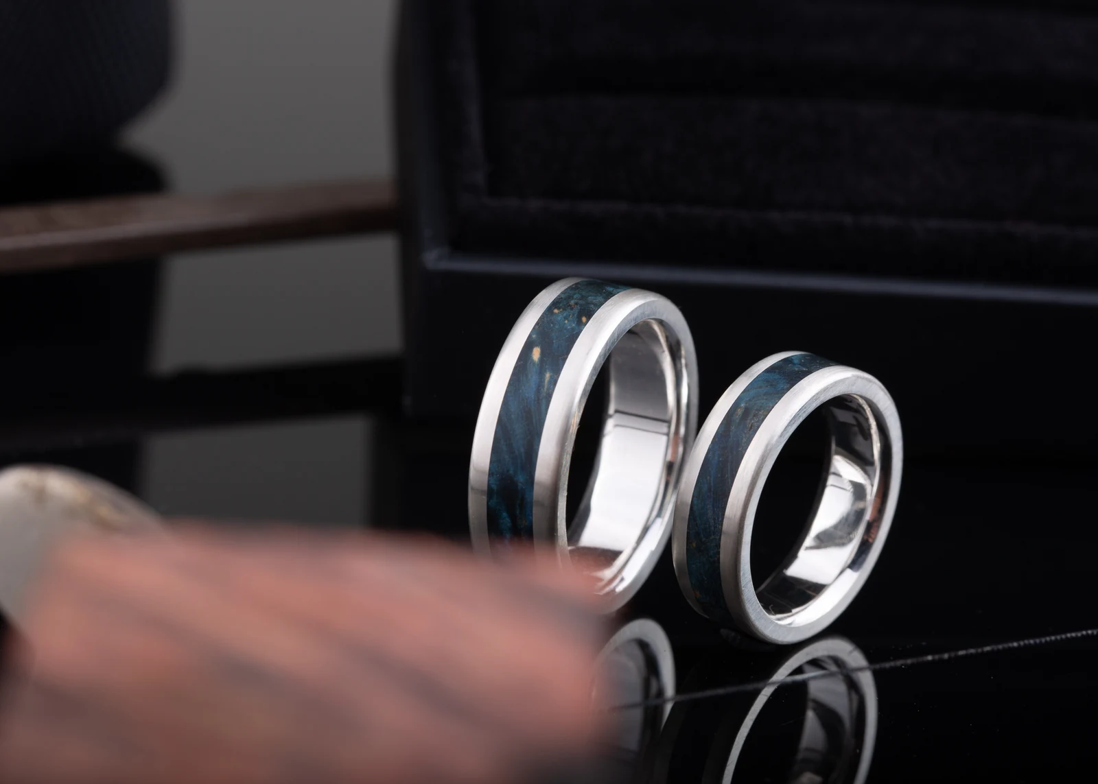 Zwei handgefertigte CrownDesign-Ringe mit Holz-Inlays
