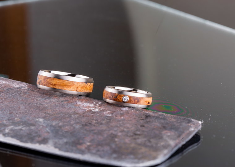 Handgefertigte Partnerringe aus Holz und Silber für Männerpaare