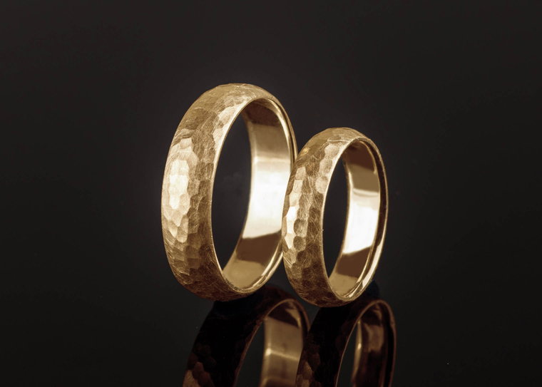 Gehämmerte Eheringe aus 585er Gelbgold