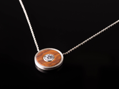 Zierliches Collier aus Silber und Olivenholz