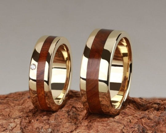 Massive Eheringe mit Edelhölzern 15th Edition in Gelbgold