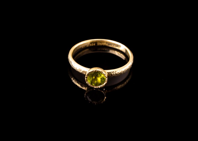 Eleganter Gehämmerter Gelbgoldring mit Wählbarem Edelstein - Perfektes Weihnachtsgeschenk