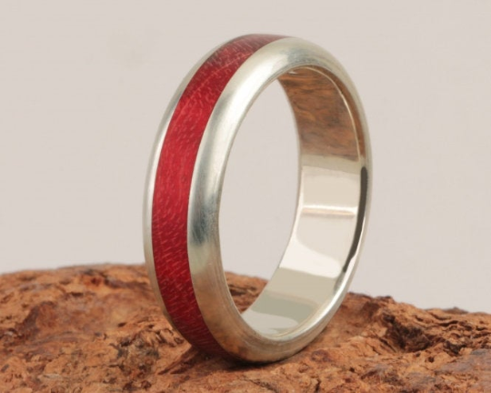 3rd Edition Slimline Ring Bergahorn geriegelt rot – Eleganter Holzring mit Silberakzenten