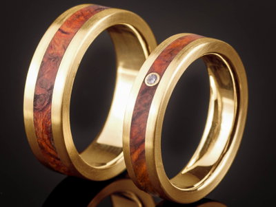 Natürliche Trauringe aus Gold und Holz mit Amboina Maserholz