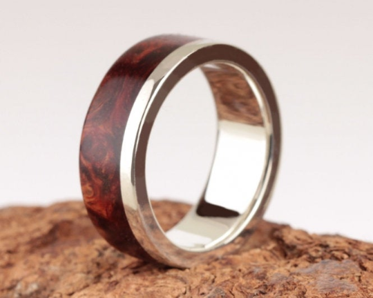 9th Edition Silberring mit Amboina Maserholz – Holz, das Geschichten erzählt