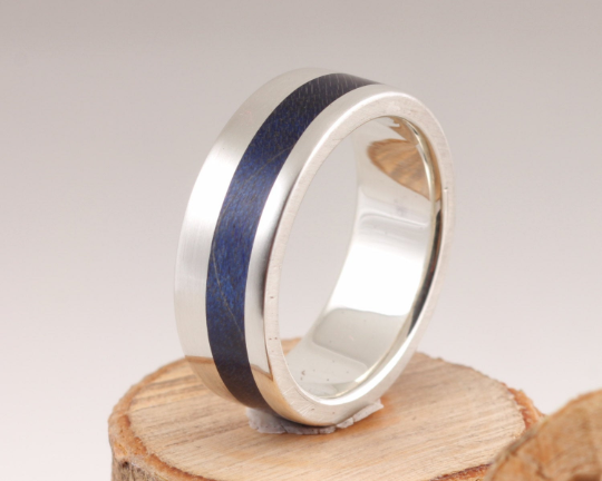 15th Edition Silberring mit Bergahorn Indigoblau – Die Geschichte des Holzes
