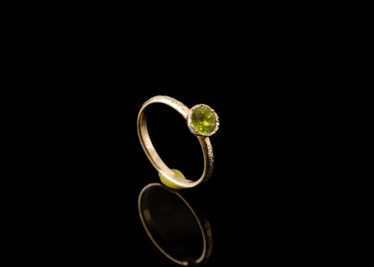 Eleganter Gehämmerter Gelbgoldring mit Wählbarem Edelstein - Perfektes Weihnachtsgeschenk