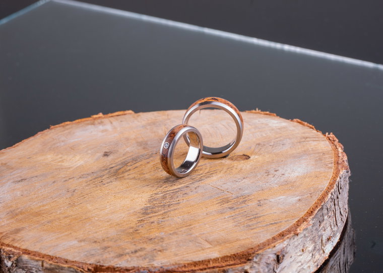 Handgefertigte Partnerringe aus Holz und Silber für Männerpaare