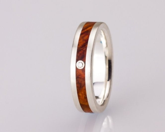3rd Edition Handgefertigter Silber-Amboina-Maserholzring mit individualisierbarem Diamant