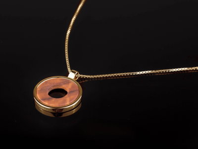 Anhänger Franzi aus 585er Gelbgold und Olivenholz