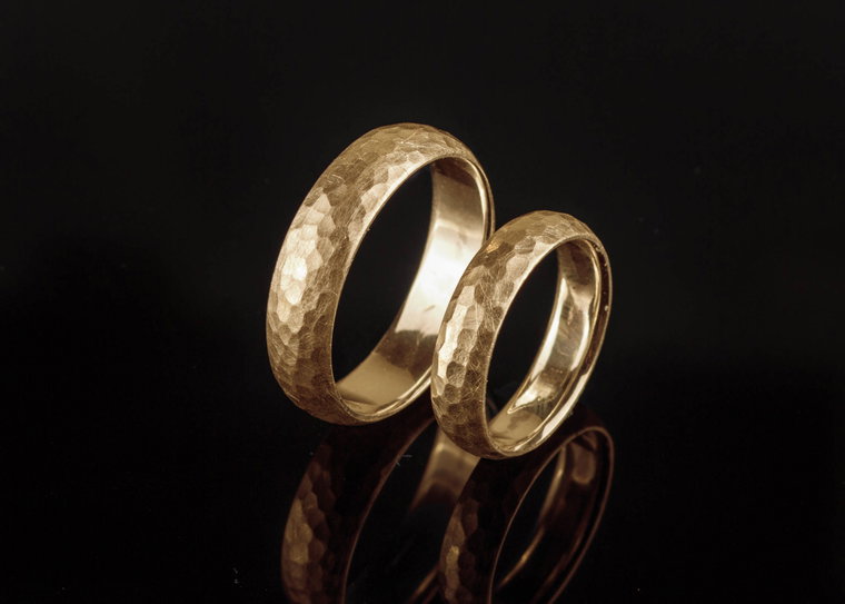 Gehämmerte Eheringe aus 585er Gelbgold