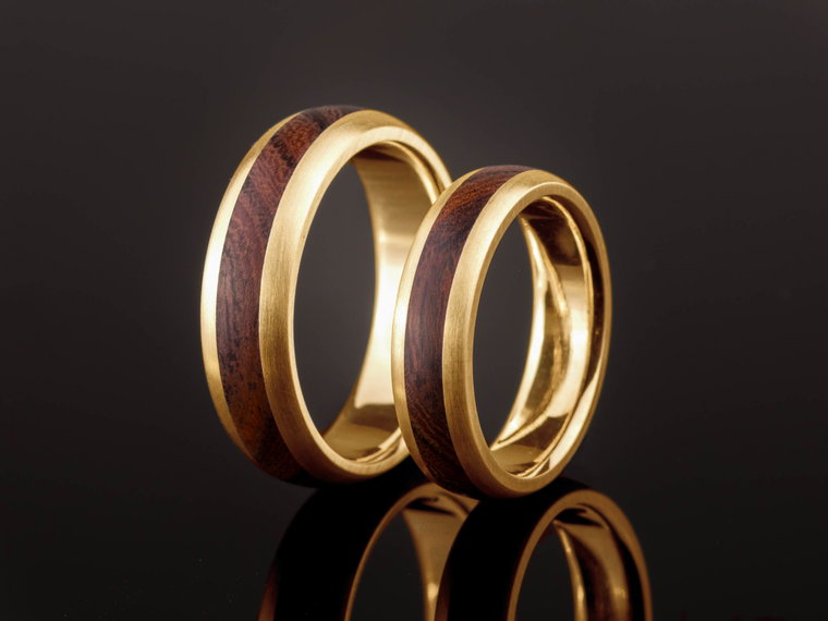 Eheringe aus Holz und Gold