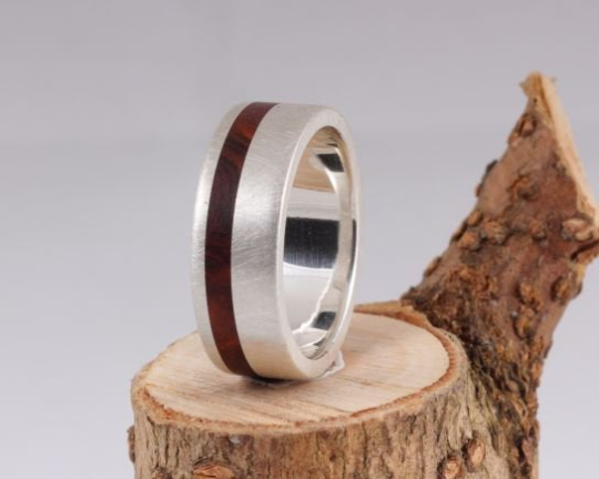 11th Edition Silberring mit Wüsteneisenholz – Edler Holzring mit Silberfassung