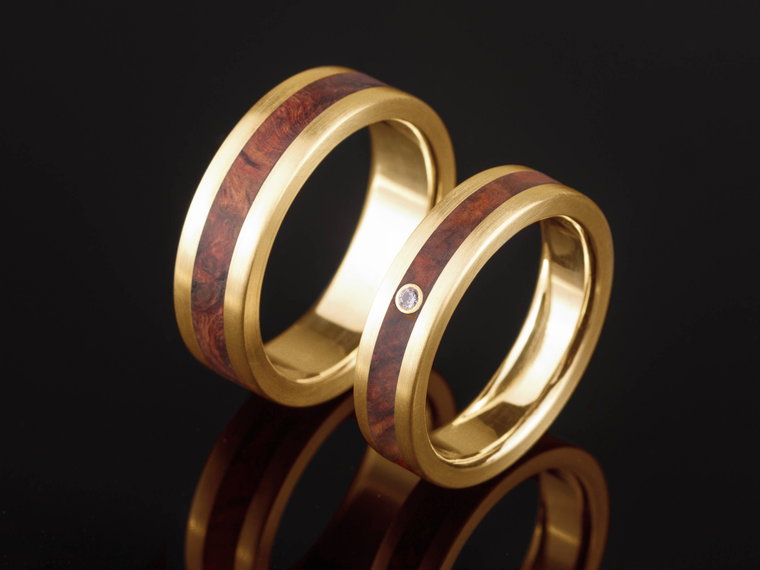 Natürliche Trauringe aus Gold und Holz mit Amboina Maserholz