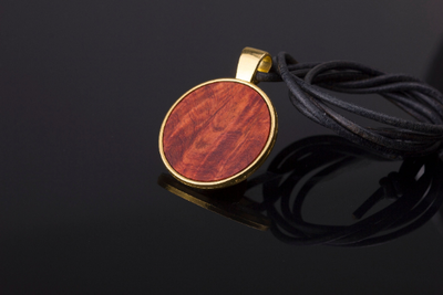 Anhänger mit Edelholz Goldfarben