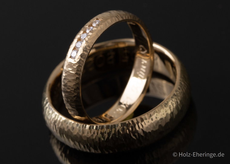 Gehämmerte Eheringe aus 750er Gelbgold