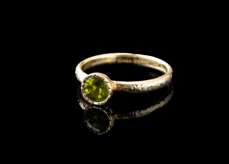 Eleganter Gehämmerter Gelbgoldring mit Wählbarem Edelstein - Perfektes Weihnachtsgeschenk