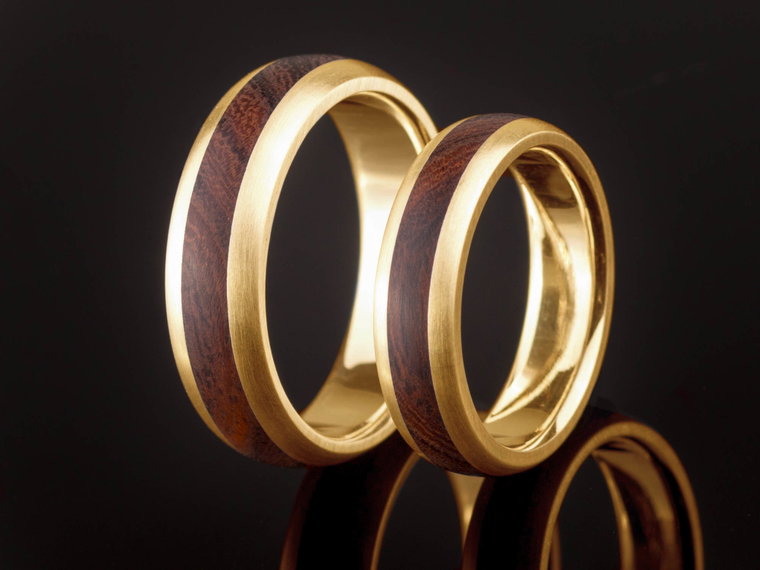 Eheringe aus Holz und Gold