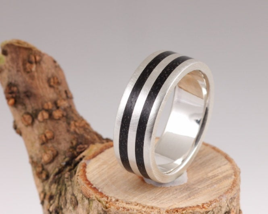 8th Edition Ebenholz – Stilvoller Holzring mit Silberelementen