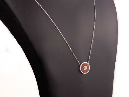 Zierliches Collier aus Silber und Olivenholz