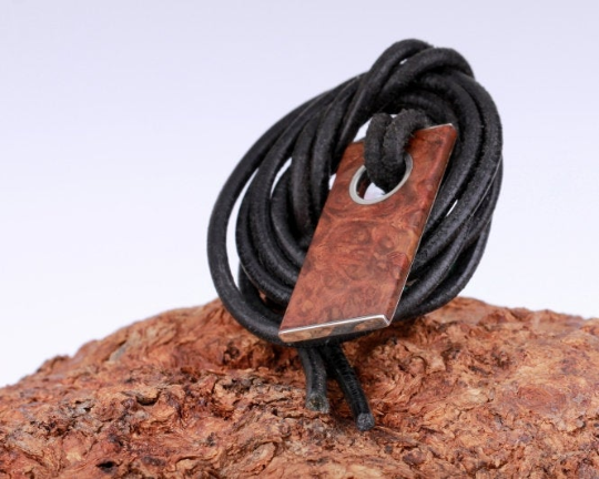 Dog Tag aus Amboina Maser Holz