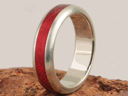 3rd Edition Slimline Ring Bergahorn geriegelt rot – Eleganter Holzring mit Silberakzenten
