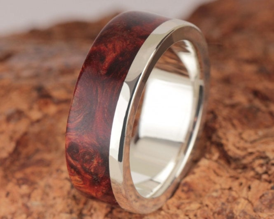 9th Edition Silberring mit Amboina Maserholz – Holz, das Geschichten erzählt