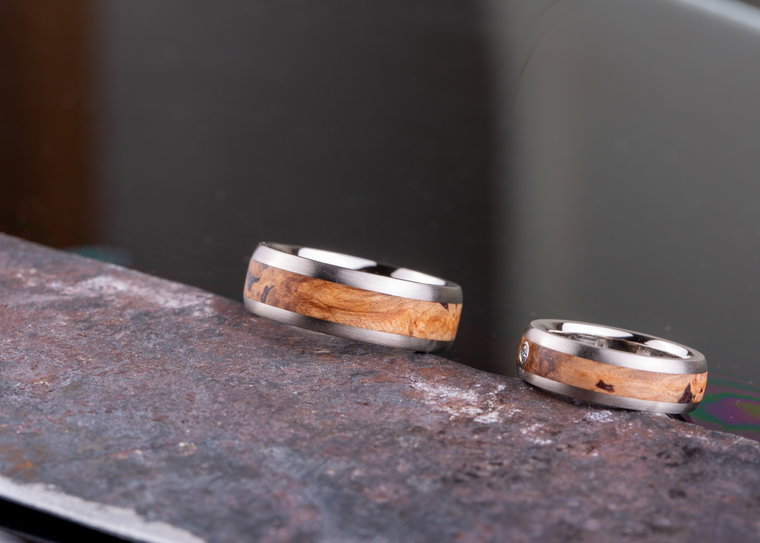 Handgefertigte Partnerringe aus Holz und Silber für Männerpaare