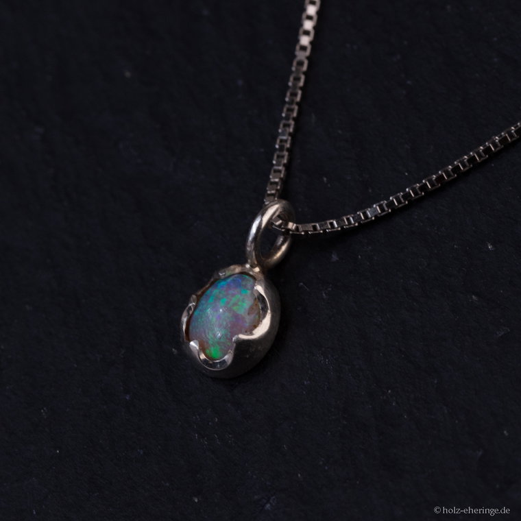 Einzelstück 0,5ct Opalanhänger mit Kronenfassung Nr0009
