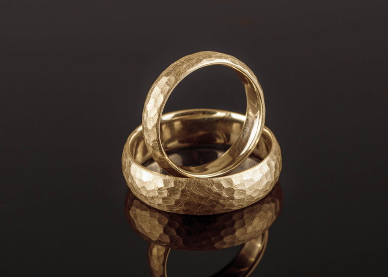 Gehämmerte Eheringe aus 585er Gelbgold