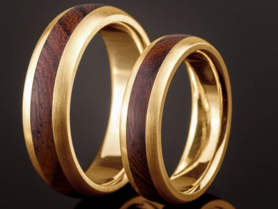 Eheringe aus Holz und Gold