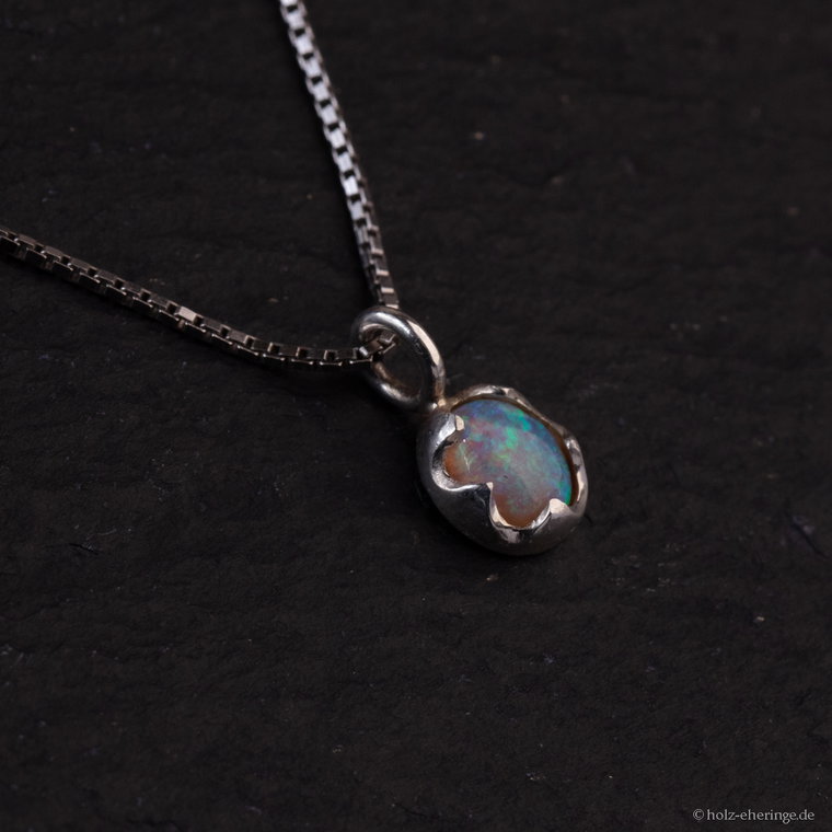 Einzelstück 0,5ct Opalanhänger mit Kronenfassung Nr0009