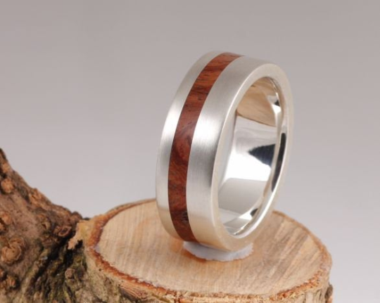 11th Edition Silberring mit Amboina Maserholz – Weil Metall jeder kann setzen Sie auf Holz
