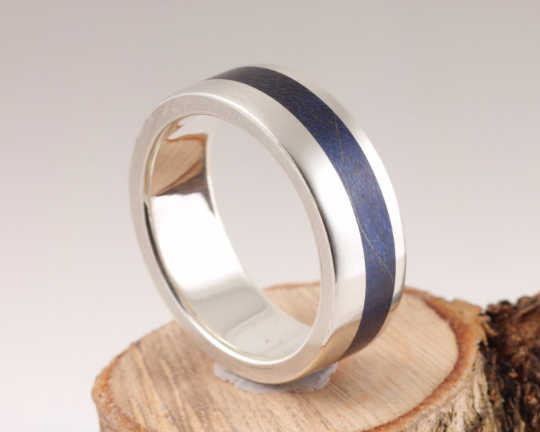 15th Edition Silberring mit Bergahorn Indigoblau – Die Geschichte des Holzes