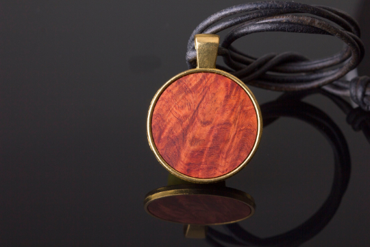 Anhänger mit Edelholz Goldfarben