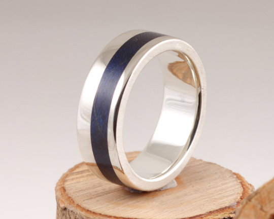 15th Edition Silberring mit Bergahorn Indigoblau – Die Geschichte des Holzes