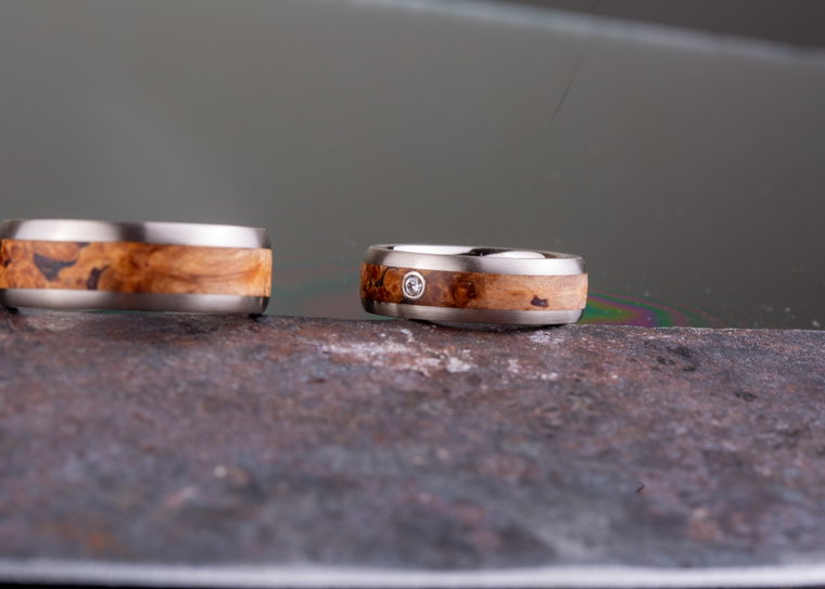 Handgefertigte Partnerringe aus Holz und Silber für Männerpaare