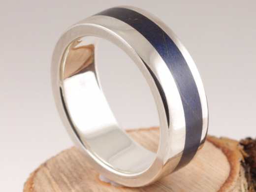15th Edition Silberring mit Bergahorn Indigoblau – Die Geschichte des Holzes
