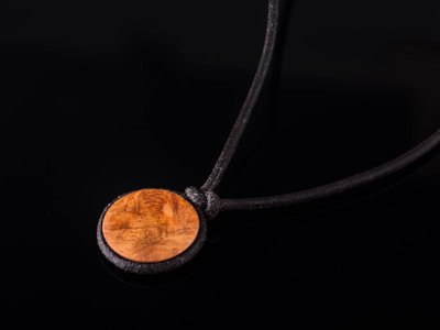 Minimal two Anhänger mit Amboina Maser Holz und Lederschnur
