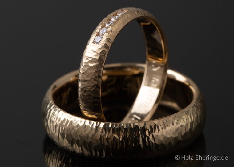 Gehämmerte Eheringe aus 750er Gelbgold