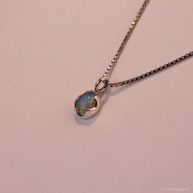 Einzelstück 0,5ct Opalanhänger mit Kronenfassung Nr0009