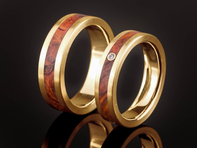 Natürliche Trauringe aus Gold und Holz mit Amboina Maserholz