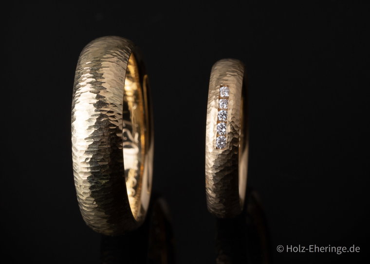 Gehämmerte Eheringe aus 750er Gelbgold